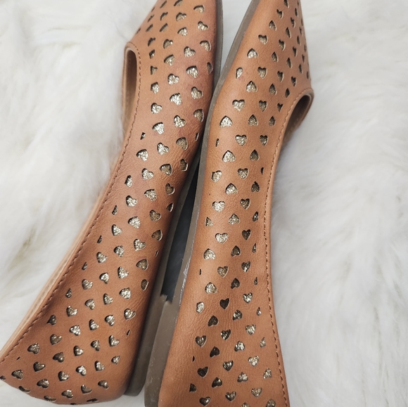 Girls Heart Cutout Flats (size 1) - Picture 4 of 9